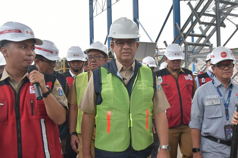 Gubernur DKI Jakarta Anies Baswedan (tengah) meninjau fasilitas pengolahan sampah Landfill Mining dan RDF Plant di Tempat Pembuangan Sampah Terpadu (TPST) di Bantargebang, Bekasi, Jawa Barat, Senin (10/10/2022). Pada kunjungannya Anies Baswedan meninjau sarana pendukung di tempat pengolahan sampah tersebut yang progres pembangunanannya saat ini telah mencapi 83 persen dan ditargetkan selesai pada bulan Desember 2022. 