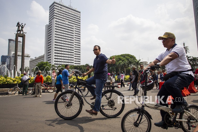 Gubernur DKI Jakarta Anies Baswedan (tengah) meninjau Hari Bebas Kendaraan Bermotor (HBKB) di kawasan Bundaran HI, Jakarta, Ahad (3/11/2019).