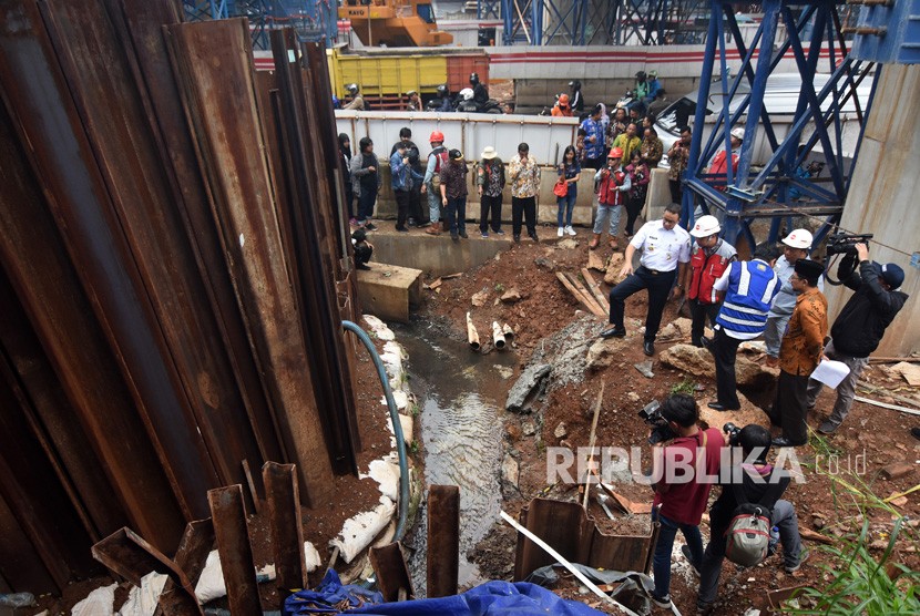 Gubernur DKI Jakarta Anies Baswedan (tengah) meninjau titik banjir yang bersebelahan dengan proyek LRT di Underpass Cawang, Jakarta, Kamis (4/4/2019).