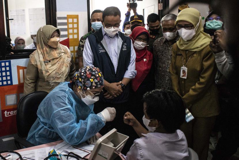 Gubernur DKI Jakarta Anies Baswedan (tengah) meninjau vaksinasi COVID-19 untuk anak di SDN Cempaka Putih Timur 03, Jakarta, Selasa (14/12/2021). Kementerian Kesehatan memulai vaksinasi COVID-19 untuk anak usia 6-11 dengan jumlah sasaran vaksinasi mencapai 26,5 juta di Indonesia.