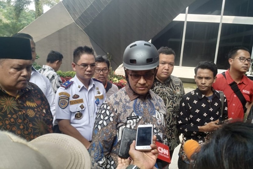 Gubernur DKI Jakarta Anies Baswedan tiba di Kompleks Parlemen Senayan, Jakarta, sembari bersepeda, Rabu (25/9). 