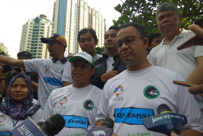 Gubernur DKI Jakarta Anies Baswedan usai meninjau jalannya Uji Emisi Massal di Bundaran Ondel-Ondel Kemayoran, Jakarta Pusat, Ahad (17/12).