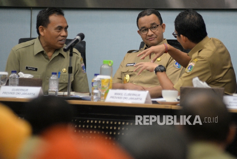 Gubernur DKI Jakarta Anies Baswedan (tengah), Wakil Gubernur Sandiaga Uno (kanan) dan Sekda DKI Saefullah.