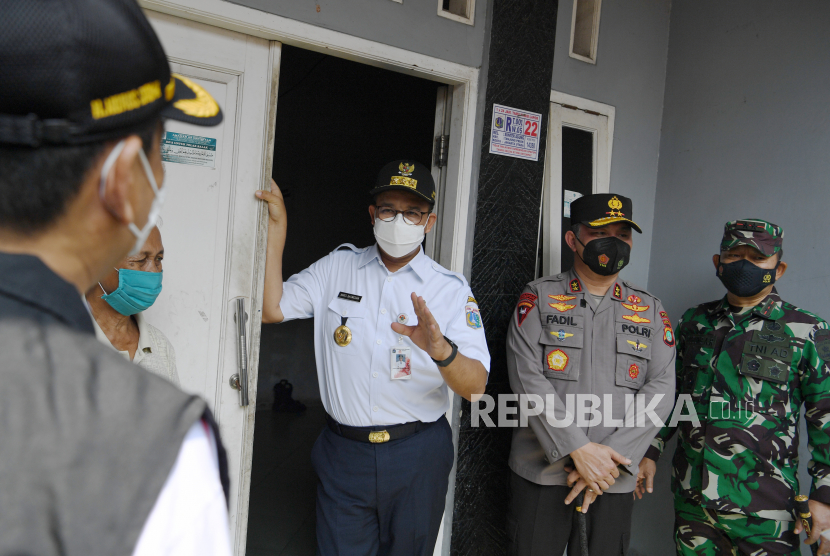 Gubernur DKI Jakarta Anies Baswedan (tengah).