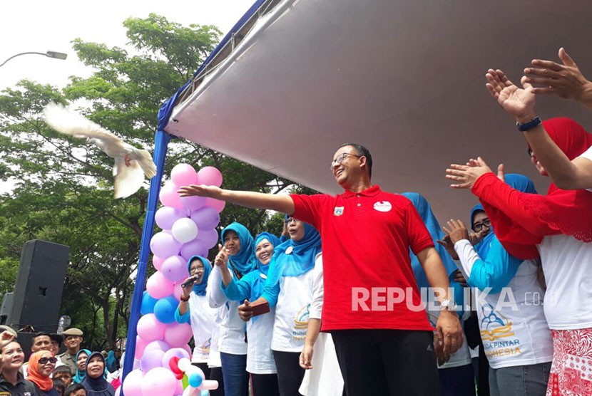 Gubernur DKI Jakarta Anies Bawedan di Perayaan Hari Guru di Jembatan Kanal Banjir Timur (KBT), RW 14 Cipinang, Jakarta Timur, Ahad (26/11).