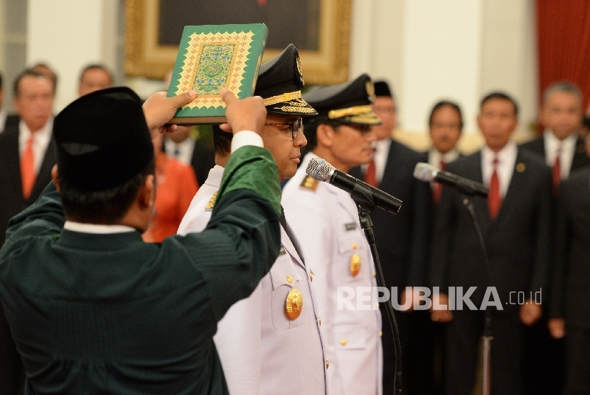 Governor of DKI Jakarta Anies Baswedan (left) together with deputy governor Sandiaga Uno were taking of the oath of office during the inauguration ceremony led by President Joko Widodo at the State Palace, Jakarta, Monday (October 16).