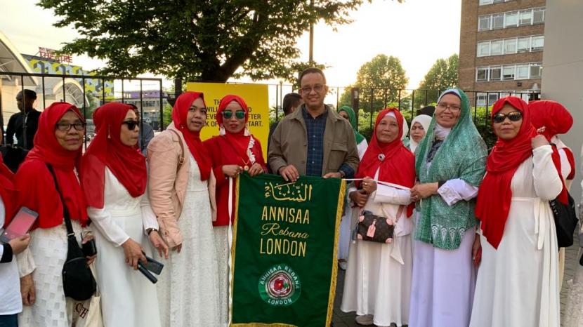Gubernur DKI Jakarta Anies R Baswedan menyempatkan diri bertemu dengan Annisa Rebana London, Muslimat Al Washliyah, Pengajian Bulanan Muslimat London (PBML),Merah Putih, Student, di Wembley Stadium, Sabtu (14/5/2022).