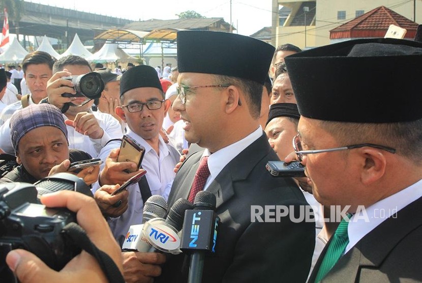 Gubernur DKI Jakarta Anies Rasyid Baswedan beri keterangan pers usai upacara Peringatan HAB Ke-72 di Kanwil Kemenag DKI Jakarta.