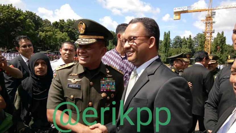 Gubernur DKI Jakarta Anies Rasyid Baswedan bersama Panglima TNI periode 2015-2017 Jenderal (Purn) Gatot Nurmantyo.