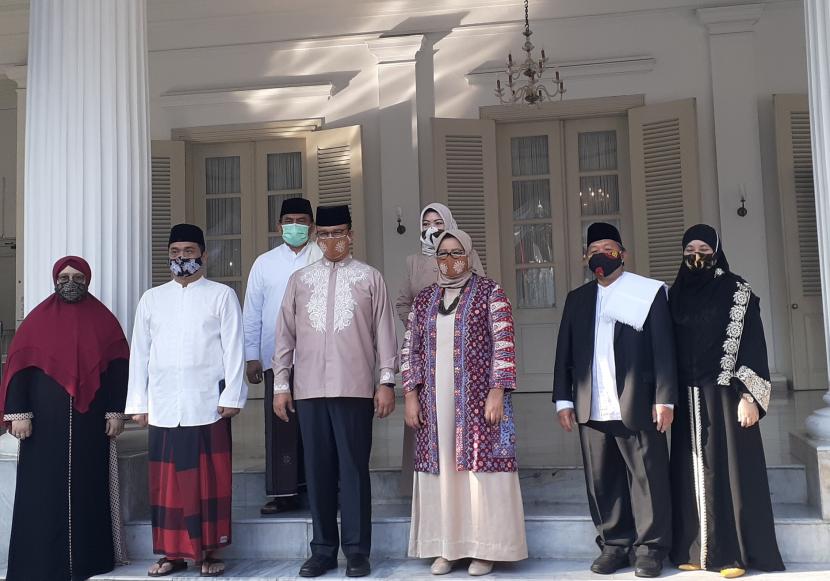 Gubernur DKI Jakarta Anies Rasyid Baswedan bersama Wagub DKI Ahmad Riza Patria di Balai Kota DKI, Jumat (31/7).