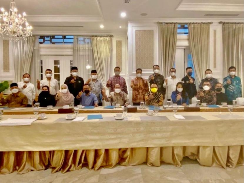 Gubernur DKI Jakarta, Anies Rasyid Baswedan bertemu dengan tujuh pimpinan Fraksi DPRD DKI di rumah dinasnya di Menteng, Jakarta Pusat, Kamis (26/8) malam