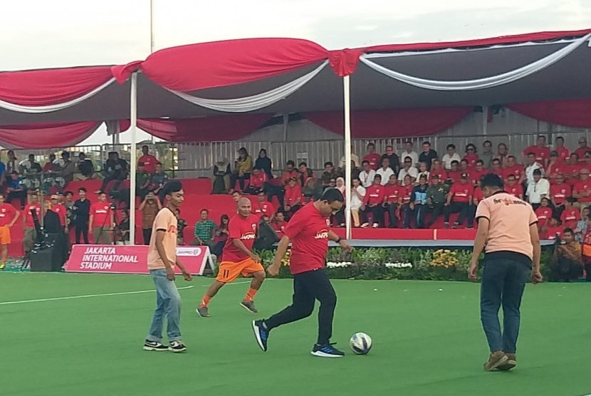 Gubernur DKI Jakarta Anies Rasyid Baswedan dalam acara kick off pembangunan Stadion Jakarta International Soccer Stadium (JISOCS) di Kawasan Sarana Rekreasi Olahraga (SRO) Jakarta Utara, Kamis (14/3). 