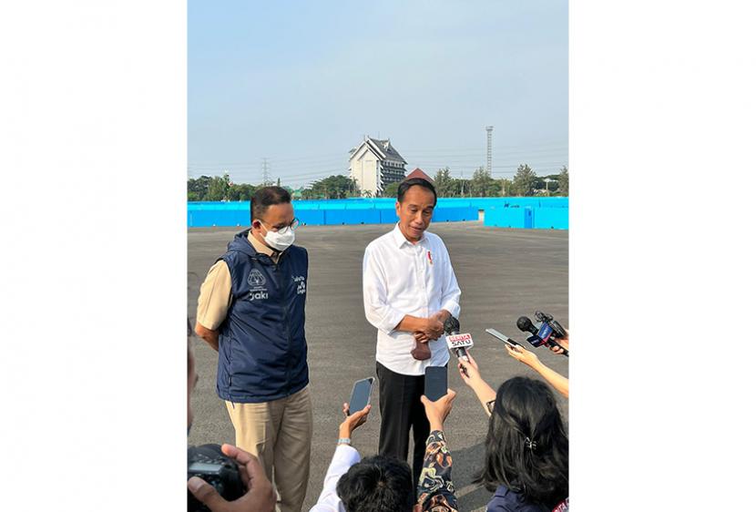 Gubernur DKI Jakarta, Anies Rasyid Baswedan dampingi Presiden Jokowi sirkuit Formula E di Ancol, Jakarta Utara, Senin (25/4). 