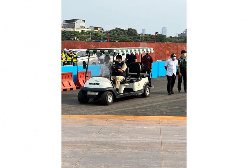 Gubernur DKI Jakarta, Anies Rasyid Baswedan dampingi Presiden Jokowi sirkuit Formula E di Ancol, Jakarta Utara, Senin (25/4). 