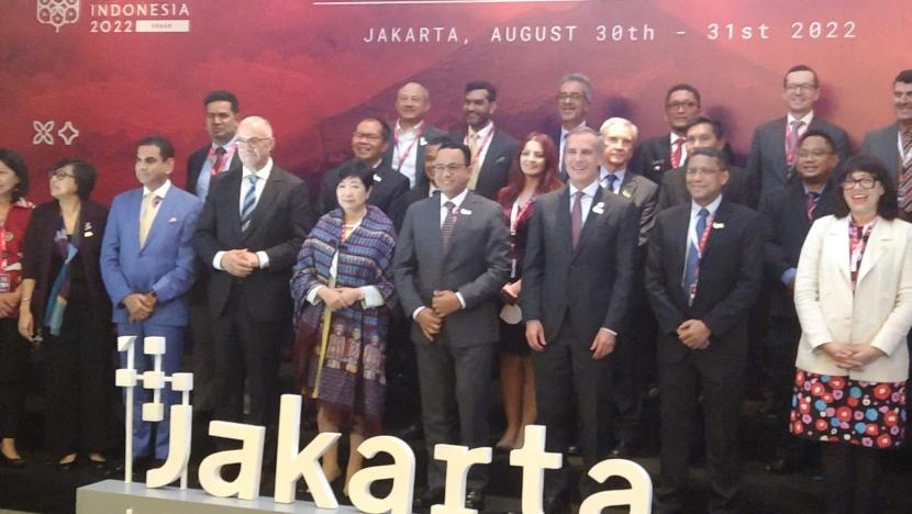 Gubernur DKI Jakarta, Anies Rasyid Baswedan, dan para delegasi pemimpin daerah negara lainnya berswafoto selepas acara U20, di Jakarta, Selasa (30/8). Gubernur Anies sebut orientasi pembangunan berubah jadi pengurangan kendaraan pribadi.