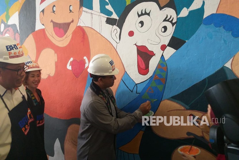 Gubernur DKI Jakarta Anies Rasyid Baswedan di Terowongan Jalan Kendal saat berlangsungnya kegiatan mural menyambut HUT ke-492 DKI Jakarta, Jumat (21/6).