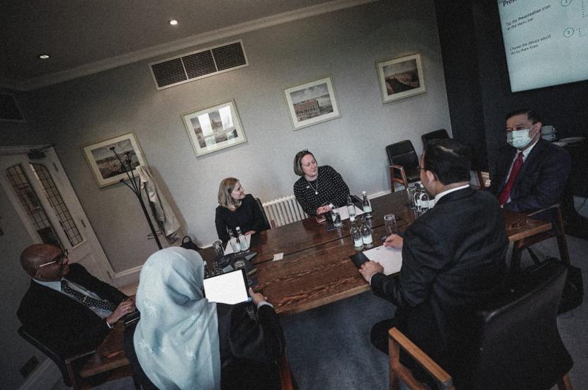 Gubernur DKI Jakarta Anies Rasyid Baswedan, Dirut PT MRT Jakarta William P Sabandar bertemu Menteri Perdagangan Internasional Inggris Rt Hon Anne-Marie Trevelyan MP di London, Jumat (13/5/2022).