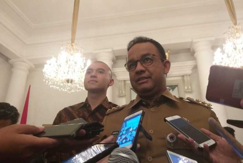 Gubernur DKI Jakarta Anies Rasyid Baswedan (kanan)