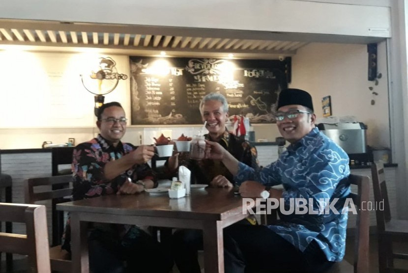 Gubernur DKI Jakarta Anies Rasyid Baswedan (kiri), Gubernur Jawa Tengah Ganjar Pranowo (tengah), dan Gubernur Jawa Barat Ridwan Kamil (kanan).