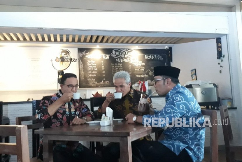 Gubernur DKI Jakarta Anies Rasyid Baswedan (kiri), Gubernur Jawa Tengah Ganjar Pranowo (tengah), dan Gubernur Jawa Barat Ridwan Kamil (kanan) menjadi tiga tokoh teratas yang dipilih anak muda jika pemilihan presiden dilakukan sekarang.