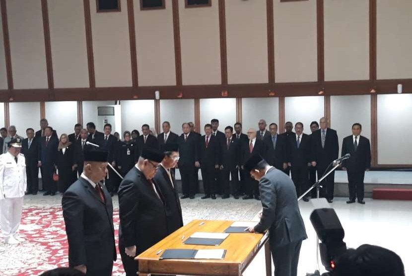 Gubernur DKI Jakarta Anies Rasyid Baswedan melantik 11 pejabat Pemerintah Provinsi DKI Jakarta, di Balai Agung Balai Kota, Jakarta Pusat, Selasa (25/9). 