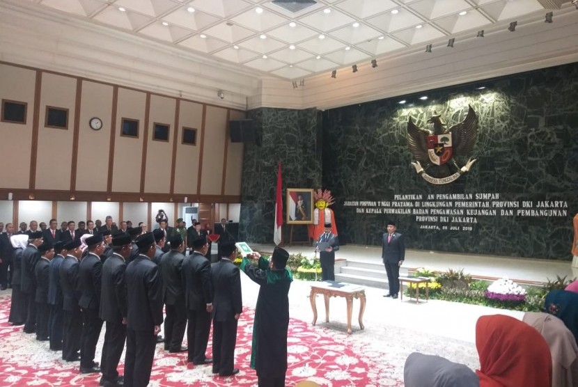 Gubernur DKI Jakarta Anies Rasyid Baswedan melantik sejumlah pejabat Pemerintah Provinsi DKI Jakarta di Balai Kota, Jakarta Pusat, Senin (8/7). 