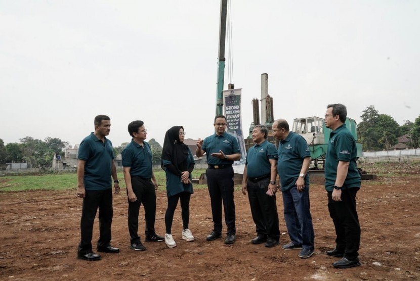 Gubernur DKI Jakarta Anies Rasyid Baswedan meletakkan batu pertama di pembangunan program Rumah DP 0 Rupiah tahap dua di Cilangkap, Jakarta Timur, Kamis (12/12).