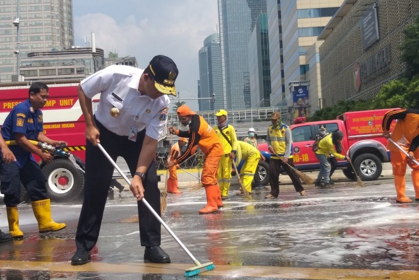 Gubernur DKI Jakarta Anies Rasyid Baswedan memantau pembersihan kawasan Jalan MH Thamrin pascademonstrasi 22 Mei, Kamis (23/5).