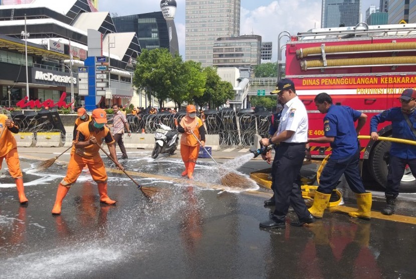 Gubernur DKI Jakarta Anies Rasyid Baswedan memantau pembersihan kawasan Jalan MH Thamrin pascademonstrasi 22 Mei, Kamis (23/5).