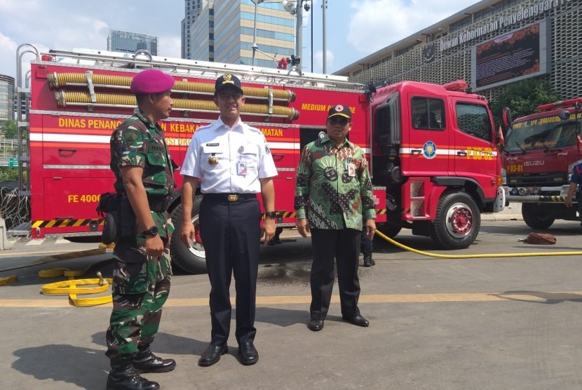 Gubernur DKI Jakarta Anies Rasyid Baswedan memantau pembersihan kawasan Jalan MH Thamrin pascademonstrasi 22 Mei, Kamis (23/5).