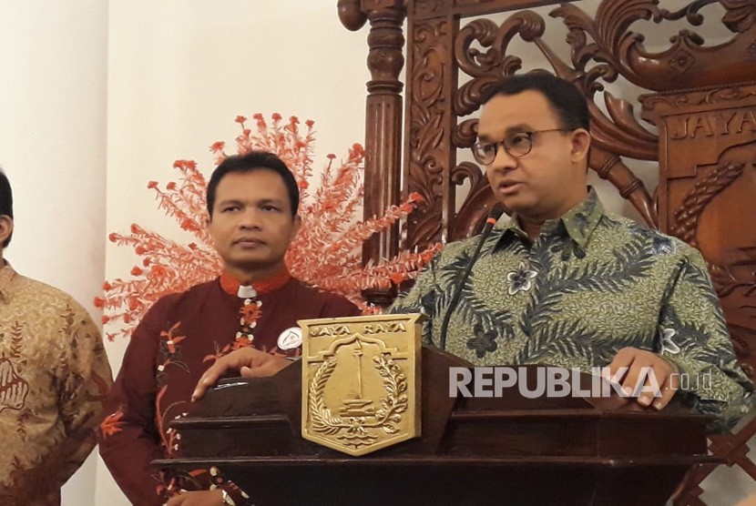 Gubernur DKI Jakarta Anies Rasyid Baswedan memberikan keterangan perihal dana bantuan kepada Pemerintah Kota Bekasi di Balai Kota DKI Jakarta, Ahad (21/10).