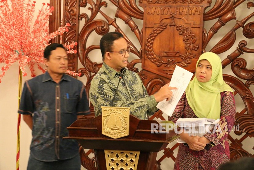 Gubernur DKI Jakarta Anies Rasyid Baswedan memberikan keterangan perihal dana bantuan kepada Pemerintah Kota Bekasi di Balai Kota DKI Jakarta, Ahad (21/10).