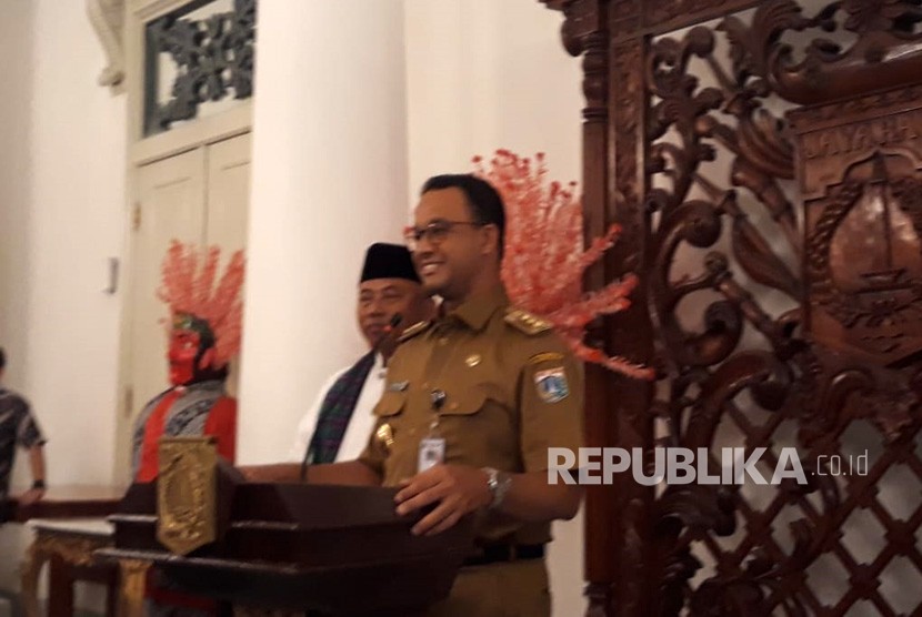 Gubernur DKI Jakarta Anies Rasyid Baswedan memberikan keterangan pers terkait kedatangan Wali Kota Bekasi Rahmat Effendi di Balai Kota DKI Jakarta, Senin (22/10).