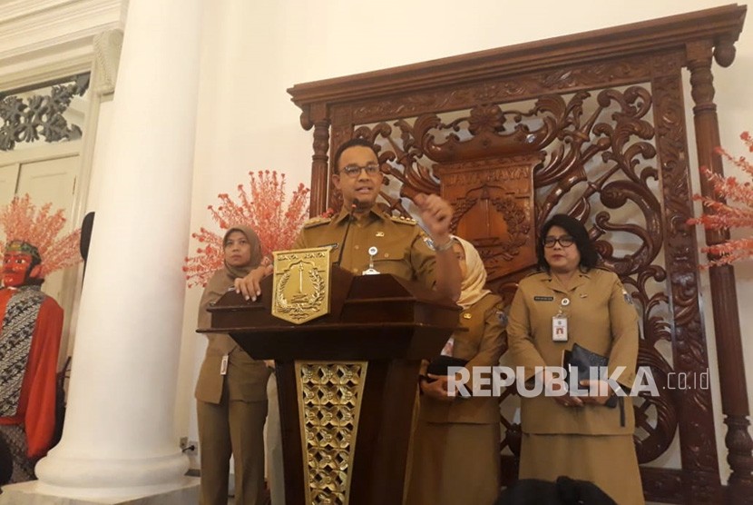 Gubernur DKI Jakarta Anies Rasyid Baswedan memberikan keterangan pers mengenai pengubahan nama pulau-pulau reklamasi di Jakarta Utara, di Balai Kota DKI Jakarta, Senin (26/11).