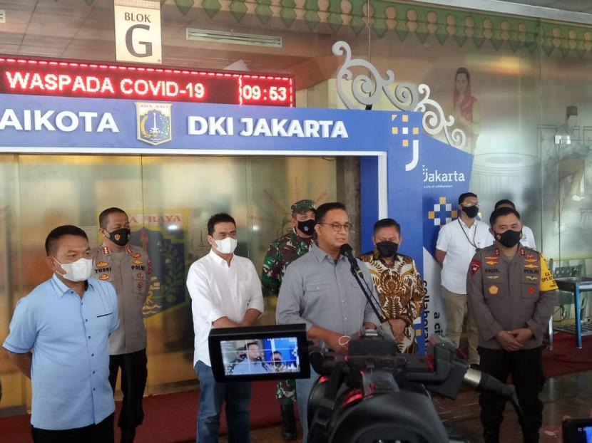Gubernur DKI Jakarta Anies Rasyid Baswedan memberikan keterangan pers usai melakukan rapat koordinasi untuk mengantisipasi arus balik Lebaran di Balai Kota Jakarta, Jumat (14/5). 