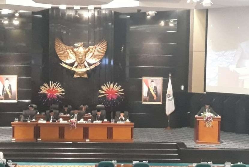 Gubernur DKI Jakarta Anies Rasyid Baswedan memberikan pidato terhadap perubahan APBD 2018 di depan para pemimpin DPRD DKI Jakarta di Gedung DPRD DKI Jakarta, pada Rabu (26/9) siang.