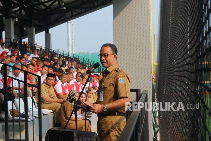 Gubernur DKI Jakarta Anies Rasyid Baswedan memberikan sambutan dalam peresmian Jakarta International Baseball Area (JIBA) di Rawamangun Jakarta Timur, Senin (13/8). 