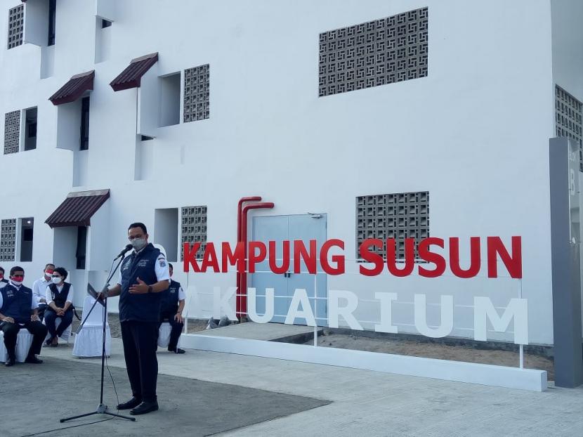 Gubernur DKI Jakarta, Anies Rasyid Baswedan memberikan sambutan saat meresmikan pembangunan Kampung Susun Akuarium, Jakarta Utara, Selasa (17/8).