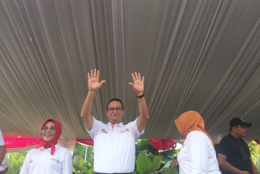 Gubernur DKI Jakarta Anies Rasyid Baswedan membuka Jakarnaval dalam rangkaian memperingati HUT ke-492 DKI Jakarta di depan Balai Kota, Jakarta Pusat, Ahad (30/6).