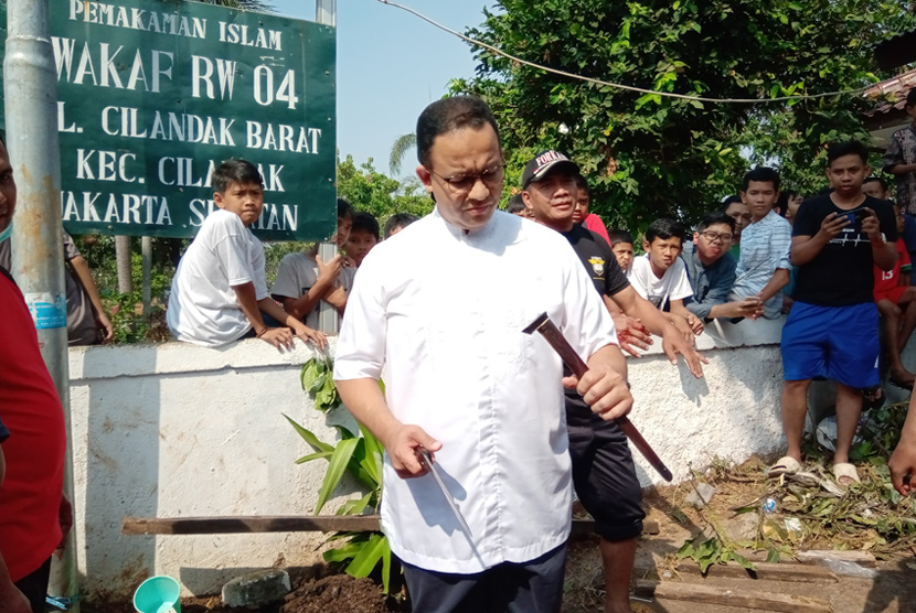 Gubernur DKI Jakarta, Anies Rasyid Baswedan memotong sendiri sapi yang ia kurbankan. Anies melaksanakan kurban di depan Mushola Babul Khoeirot RT 5/4, Cilandak, Jakarta Selatan, Ahad (11/8).