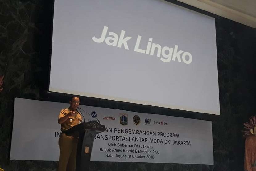  Gubernur DKI Jakarta Anies Rasyid Baswedan memperkenalkan nama baru program transportasi integrasi DKI Jakarta, yaitu 'Jak Lingko' sebagai pengganti nama program Ok-Otrip, di Balai Kota DKI Jakarta, Senin (8/10).