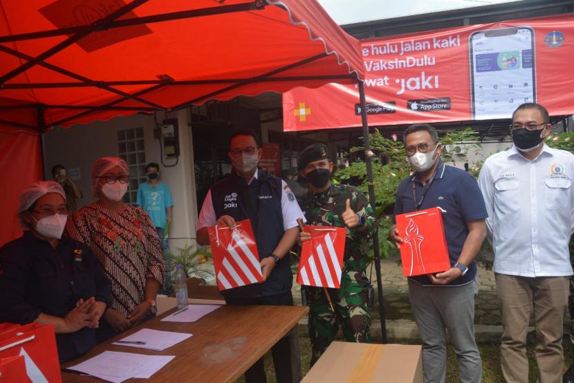 Gubernur DKI Jakarta Anies Rasyid Baswedan mengapresiasi kontribusi Bank DKI terkait kolaborasi penanganan Covid-19, termasuk salah satunya pada program Mobil Vaksin Keliling yang diinisiasi oleh Dinas Kesehatan DKI Jakarta. 
