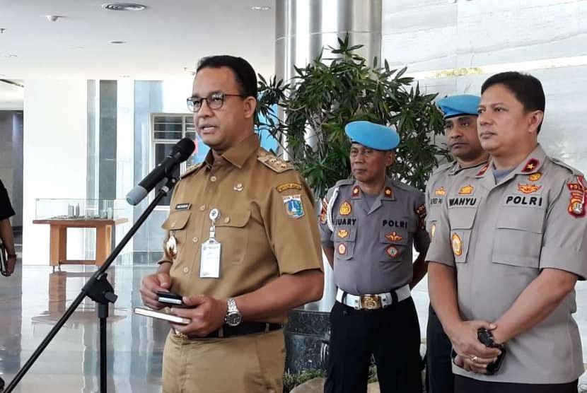 Gubernur DKI Jakarta Anies Rasyid Baswedan menghadiri koordinasi mengenai pengamanan untuk menjaga kondusifitas menjelang Pemilu 2019 mendatang, melalui Video Conference (Vicon) di Polda Metro Jaya, Senin (24/9). Anies juga memberikan keterangan di Gedung Promotor Polda Metro Jaya usai vicon tersebut.