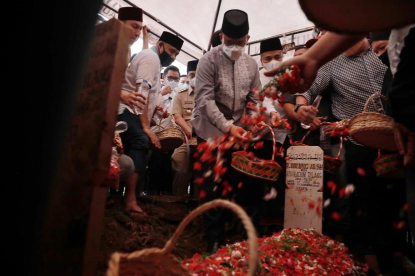 Gubernur DKI Jakarta Anies Rasyid Baswedan menghadiri pemakaman Haji Lulung di Tempat Pemakaman Umum (TPU) Karet Bivak, Jakarta Pusat, Selasa (14/12).