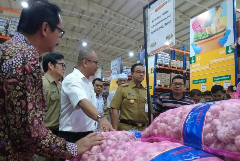 Gubernur DKI Jakarta Anies Rasyid Baswedan menginspeksi kebutuhan pangan selama Ramadhan di Pasar Induk Kramat Jati, Jakarta Timur, Selasa (7/5).