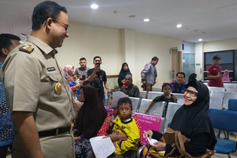 Gubernur DKI Jakarta Anies Rasyid Baswedan menginspeksi pelayanan kesehatan saat Lebaran di Puskesmas Kecamatan Kalideres, Jakarta Barat, Senin (3/6). 