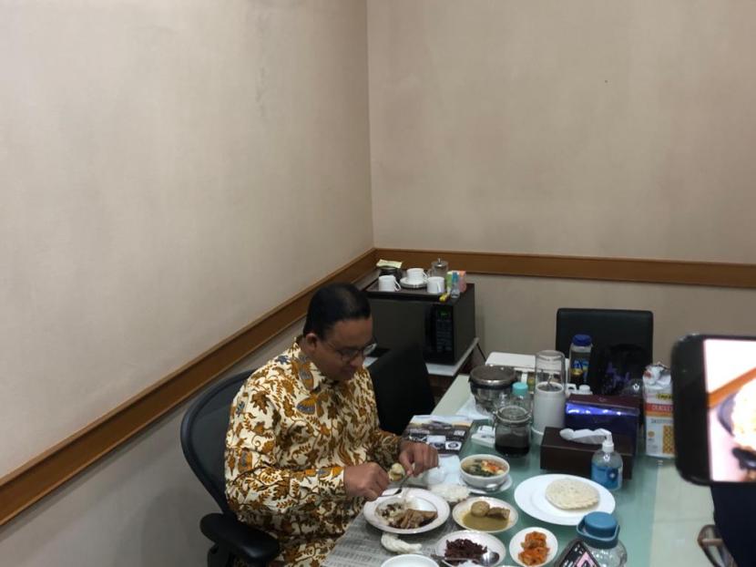 Gubernur DKI Jakarta, Anies Rasyid Baswedan, mengundang sebagian wartawan Balai Kota untuk melihat aktivitas makan siang terakhirnya di ruang kerja, Jumat (14/10). 