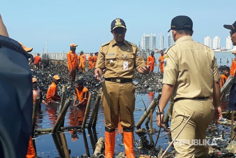 Gubernur DKI Jakarta Anies Rasyid Baswedan mengunjungi lokasi pembersihan sampah di Kawasan Hutan Mangrove, Penjaringan, Jakarta Utara, Senin (19/3). 