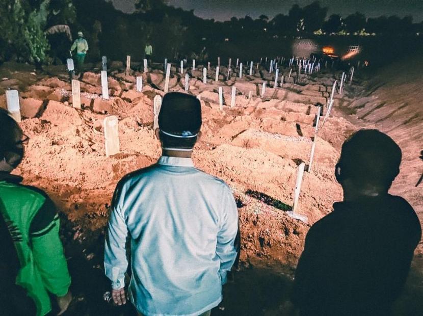 Gubernur DKI Jakarta Anies Rasyid Baswedan mengunjungi Tempat Pemakaman Umum (TPU) Pondok Ranggon, Kecamatan Cipayung, Jakarta Timur pada Sabtu (19/9) malam WIB.
