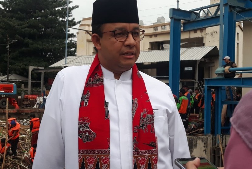 Gubernur DKI Jakarta Anies Rasyid Baswedan meninjau Pintu Air Manggarai, Jakarta Pusat, Jumat (26/4) sore. 